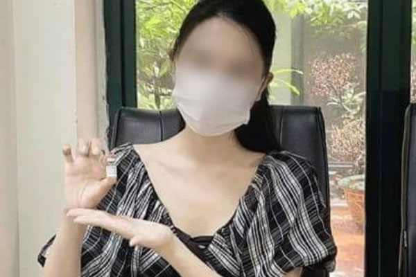 Bé gái sợ hãi khi phải lấy mẫu xét nghiệm Covid-19, nhân viên y tế có hành động đặc biệt thu hút mọi sự chú ý-3