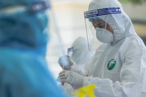 Bác sĩ điều trị Covid-19: Chúng tôi làm việc với 200% công suất-1