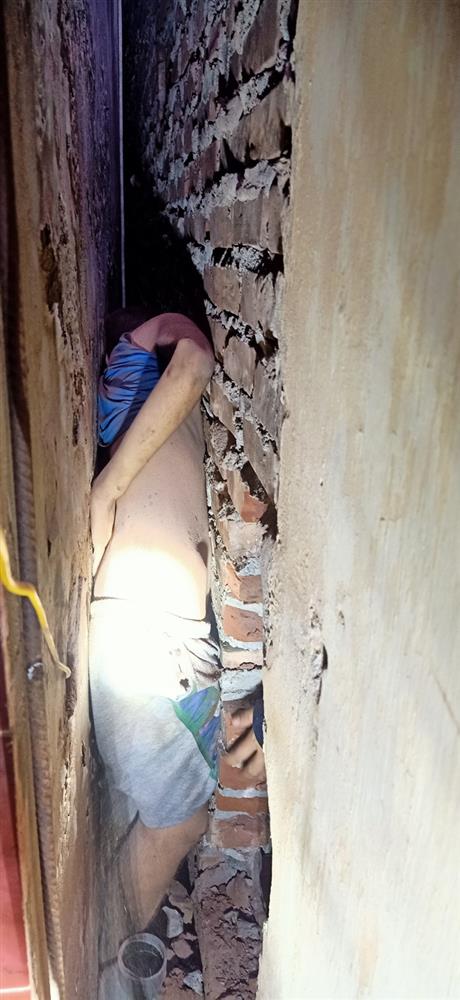 Hà Nội: Giải cứu cháu bé tự kỉ mắc kẹt 2 ngày trong khe hở giữa 2 nhà dân-1