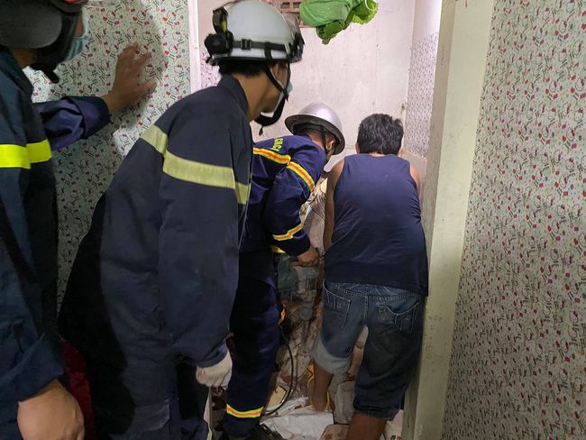 Hà Nội: Giải cứu cháu bé tự kỉ mắc kẹt 2 ngày trong khe hở giữa 2 nhà dân-2