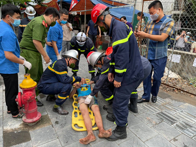 Hà Nội: Giải cứu cháu bé tự kỉ mắc kẹt 2 ngày trong khe hở giữa 2 nhà dân-3