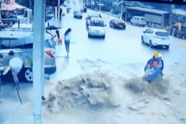 Hai vợ chồng đang đi xe máy thì bị lũ cuốn trôi trên đường