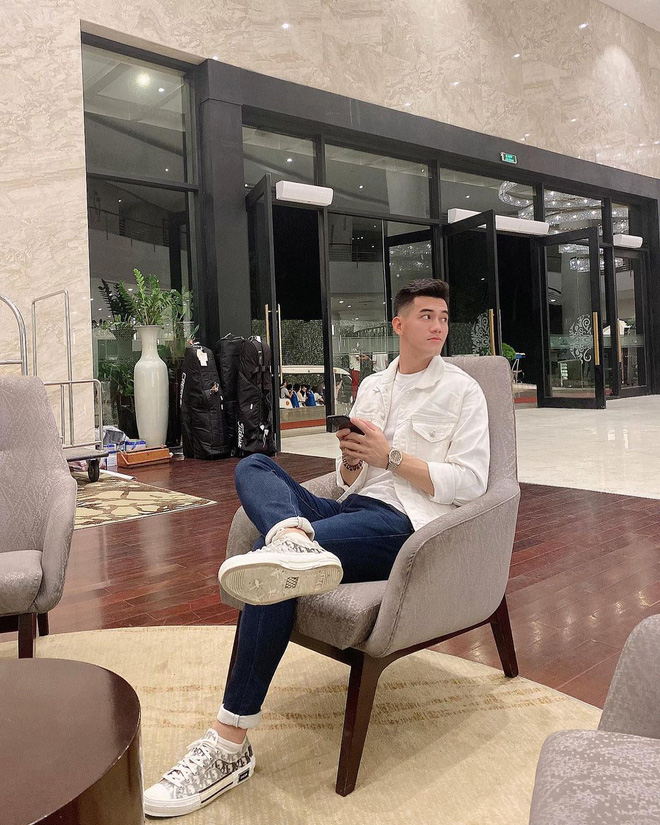 Chẳng mấy khi Tiến Linh đu trend nhưng biến hình kiểu gì mà trước sau như một vậy trời?-3