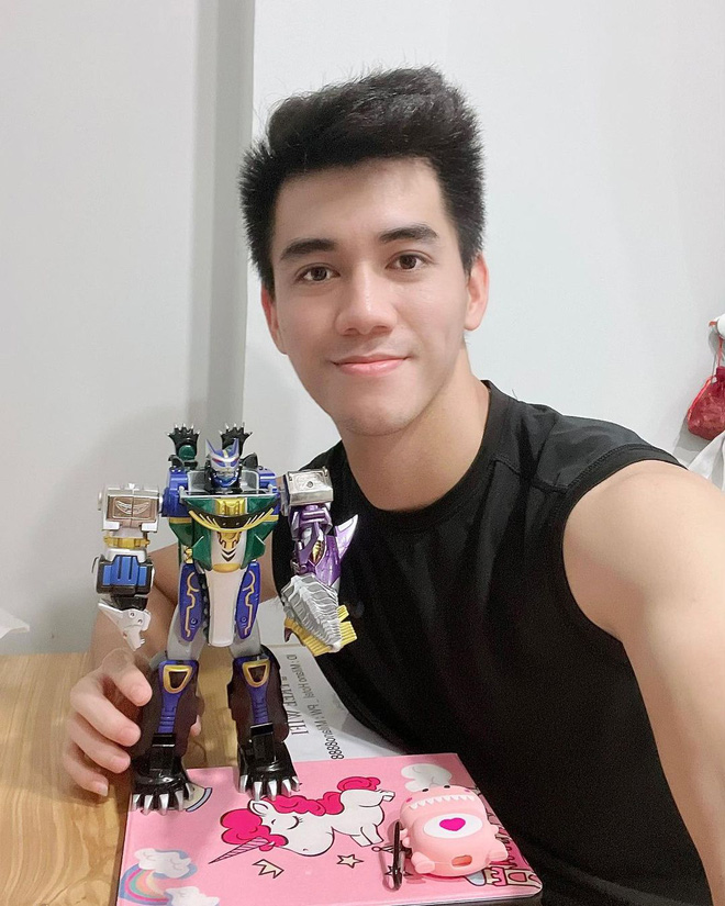 Chẳng mấy khi Tiến Linh đu trend nhưng biến hình kiểu gì mà trước sau như một vậy trời?-5