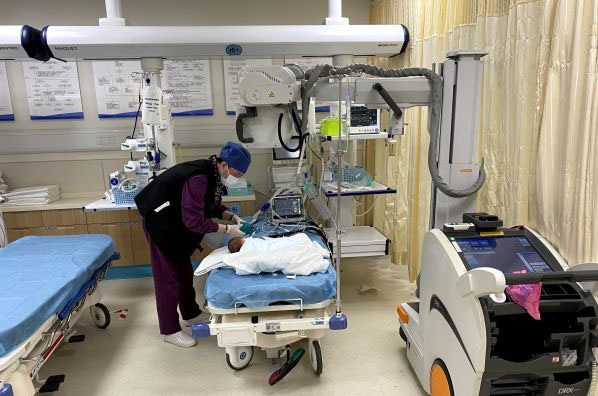 Bé sơ sinh 7 ngày tuổi bị sặc sữa tím tái toàn thân, không còn nhịp tim và hơi thở-2