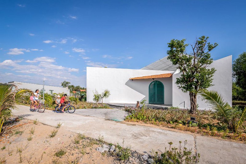 Người bố về quê xây nhà có cả sân chơi như ‘trại hè’ cho các con-1