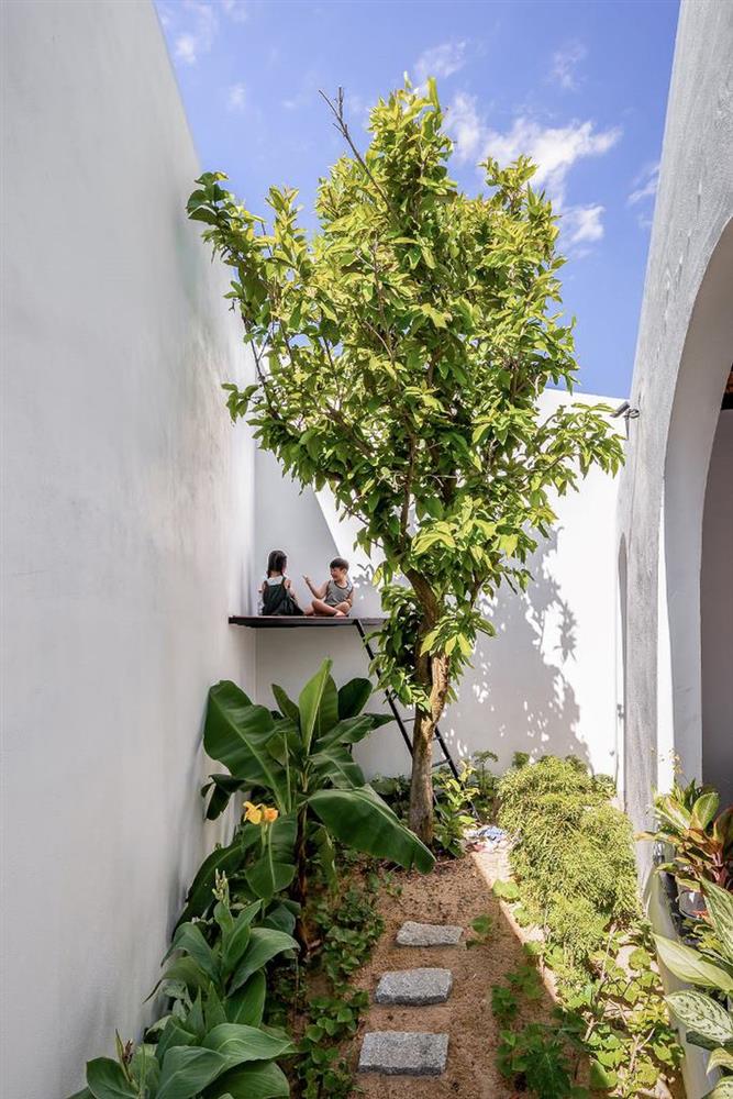 Người bố về quê xây nhà có cả sân chơi như ‘trại hè’ cho các con-7