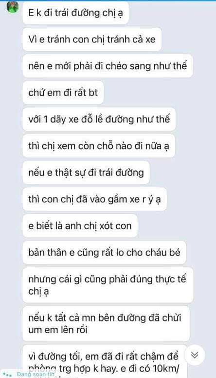 Nữ tài xế lái xe bán tải chèn qua chân bé gái đi xe đạp, còn cãi cố: Em mà đi trái đường thì con chị đã vào gầm xe rồi-2