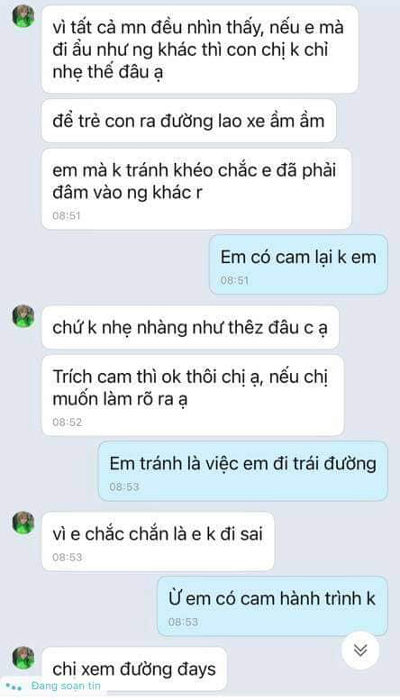 Nữ tài xế lái xe bán tải chèn qua chân bé gái đi xe đạp, còn cãi cố: Em mà đi trái đường thì con chị đã vào gầm xe rồi-3