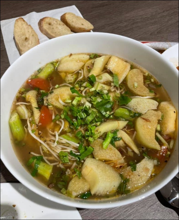 Hari Won vụng về bếp núc, Trấn Thành lại nấu ăn siêu ngon, nghỉ dịch ở nhà trình nấu nướng càng lên tay-4