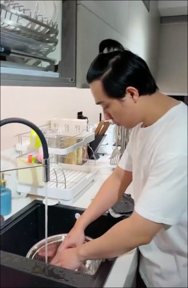 Hari Won vụng về bếp núc, Trấn Thành lại nấu ăn siêu ngon, nghỉ dịch ở nhà trình nấu nướng càng lên tay-5