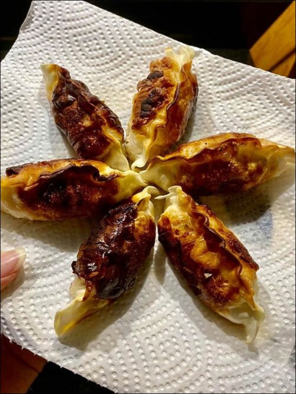 Hari Won vụng về bếp núc, Trấn Thành lại&nbsp;nấu ăn siêu ngon, nghỉ dịch ở nhà trình nấu nướng càng lên tay-10