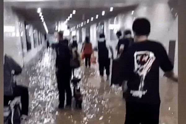 Ga tàu điện ngầm ngập, dân lội nước đi làm ở Trung Quốc