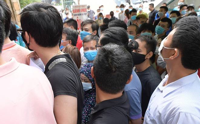 Hà Nội: Biển người chen lấn nghẹt thở chờ xét nghiệm, test nhanh Covid-19-1