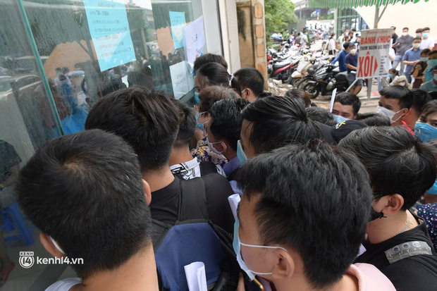 Hà Nội: Biển người chen lấn nghẹt thở chờ xét nghiệm, test nhanh Covid-19-2