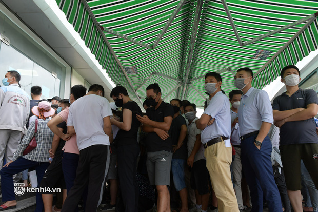 Hà Nội: Biển người chen lấn nghẹt thở chờ xét nghiệm, test nhanh Covid-19-3