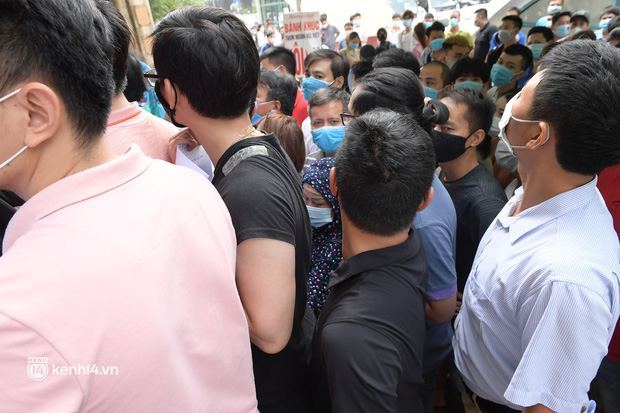 Hà Nội: Biển người chen lấn nghẹt thở chờ xét nghiệm, test nhanh Covid-19-4