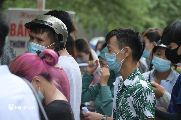 Hà Nội: Biển người chen lấn nghẹt thở chờ xét nghiệm, test nhanh Covid-19-5