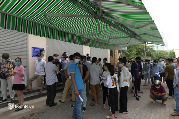 Hà Nội: Biển người chen lấn nghẹt thở chờ xét nghiệm, test nhanh Covid-19-8