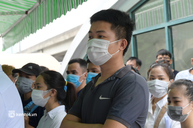 Hà Nội: Biển người chen lấn nghẹt thở chờ xét nghiệm, test nhanh Covid-19-9