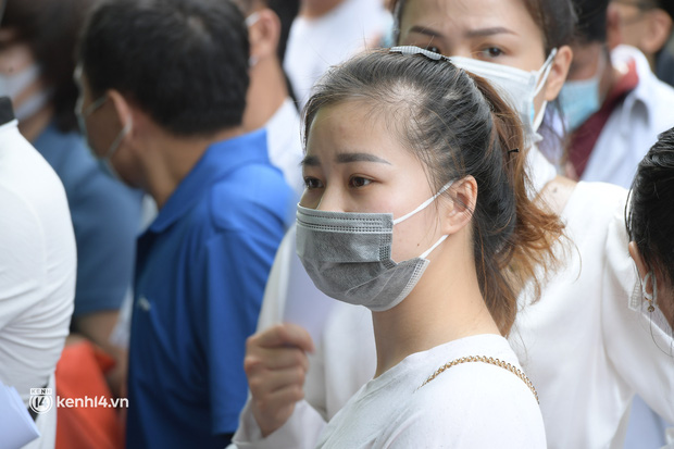 Hà Nội: Biển người chen lấn nghẹt thở chờ xét nghiệm, test nhanh Covid-19-10