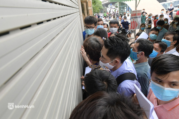 Hà Nội: Biển người chen lấn nghẹt thở chờ xét nghiệm, test nhanh Covid-19-12