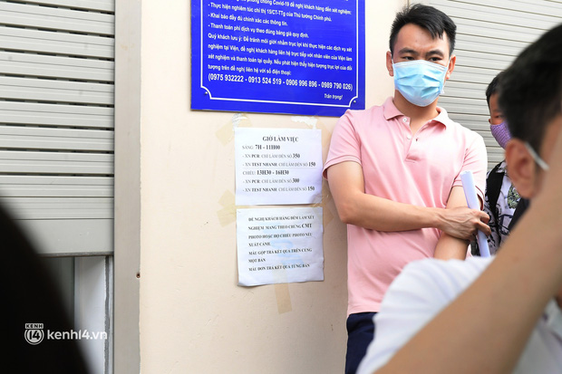 Hà Nội: Biển người chen lấn nghẹt thở chờ xét nghiệm, test nhanh Covid-19-13