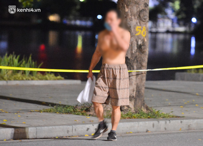 Hà Nội: Người dân né chốt, nửa đêm đến hồ Gươm tập thể dục dù công an canh gác xuyên đêm-10