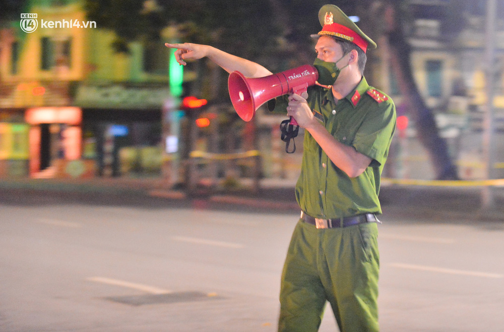 Hà Nội: Người dân né chốt, nửa đêm đến hồ Gươm tập thể dục dù công an canh gác xuyên đêm-5