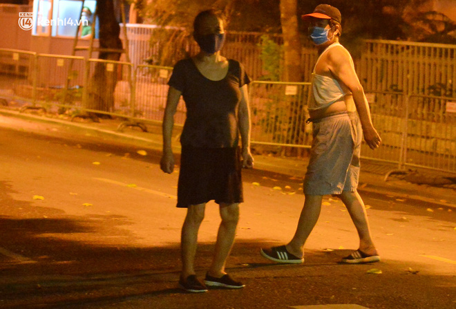 Hà Nội: Người dân né chốt, nửa đêm đến hồ Gươm tập thể dục dù công an canh gác xuyên đêm-6