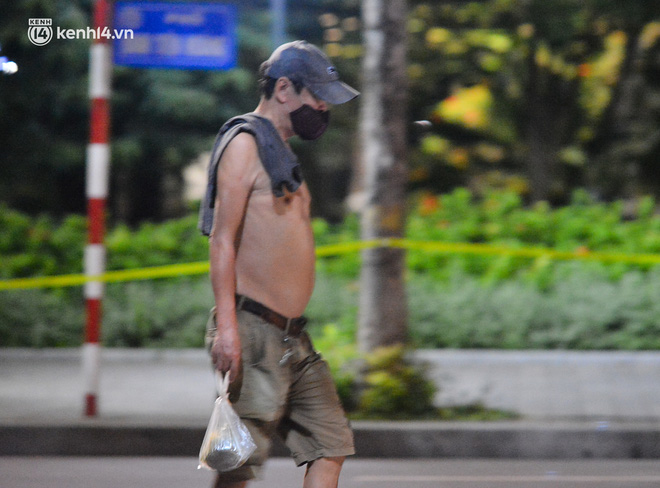 Hà Nội: Người dân né chốt, nửa đêm đến hồ Gươm tập thể dục dù công an canh gác xuyên đêm-9