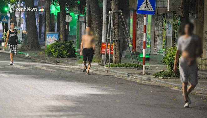 Hà Nội: Người dân né chốt, nửa đêm đến hồ Gươm tập thể dục dù công an canh gác xuyên đêm-14