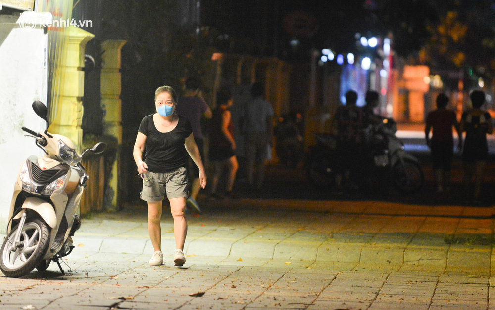 Hà Nội: Người dân né chốt, nửa đêm đến hồ Gươm tập thể dục dù công an canh gác xuyên đêm-16