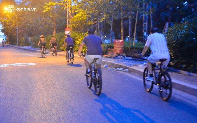 Hà Nội: Người dân né chốt, nửa đêm đến hồ Gươm tập thể dục dù công an canh gác xuyên đêm-20