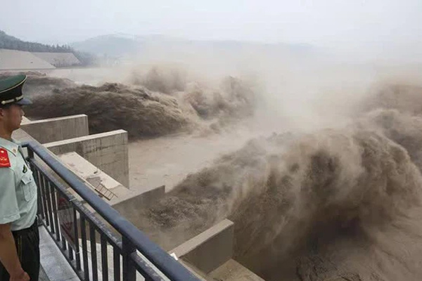 Lũ lụt nghiêm trọng ở tỉnh Hà Nam, Trung Quốc điều động binh sĩ quân đội ngăn chặn vỡ đập-1