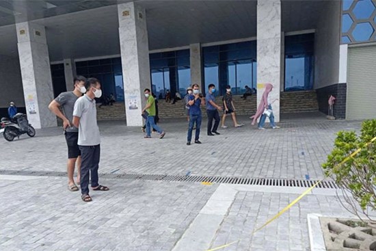 Cán bộ CDC Hải Dương dùng dao làm bị thương người xét nghiệm Covid-19?