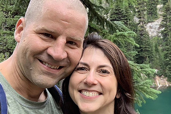 Tỷ phú Amazon thành công bay vào vũ trụ: Kẻ thứ 3 xuất hiện với gương mặt khác lạ, đáng chú ý là thái độ của vợ cũ-6