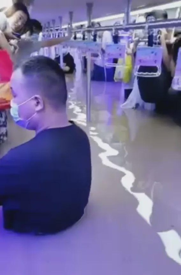 Những hình ảnh không thể tin nổi về trận lũ ngàn năm có một ở Trịnh Châu, Trung Quốc-2