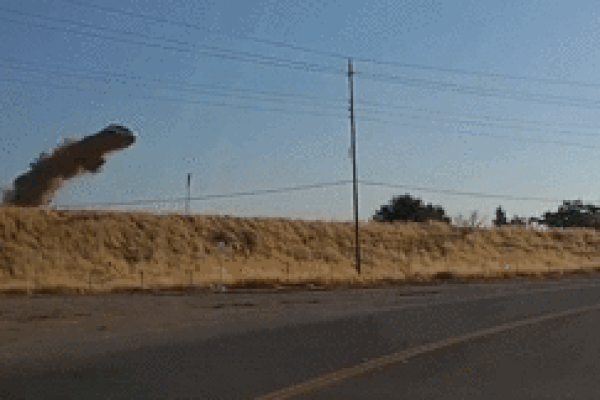 Nữ tài xế điều khiển ô tô bay lên không trung như phim hành động