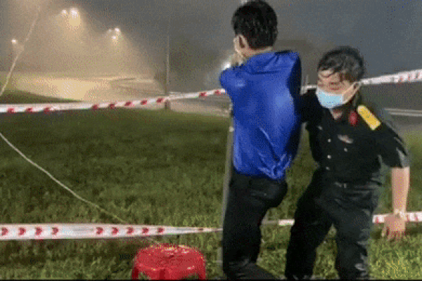 Xúc động clip lực lượng chức năng dầm mưa, gồng mình giữ chốt trong cơn giông lớn