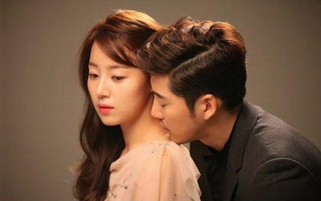 Ly hôn xong, chồng ném cho duy nhất chiếc gối cũ rồi mỉa mai, hôm lột ra giặt tôi sững sờ với thứ được để bên trong-1