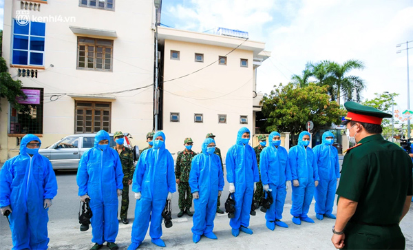 Hà Nội: Bộ tư lệnh Thủ đô dùng xe chuyên dụng, phun khử khuẩn toàn bộ thị trấn Quốc Oai-1