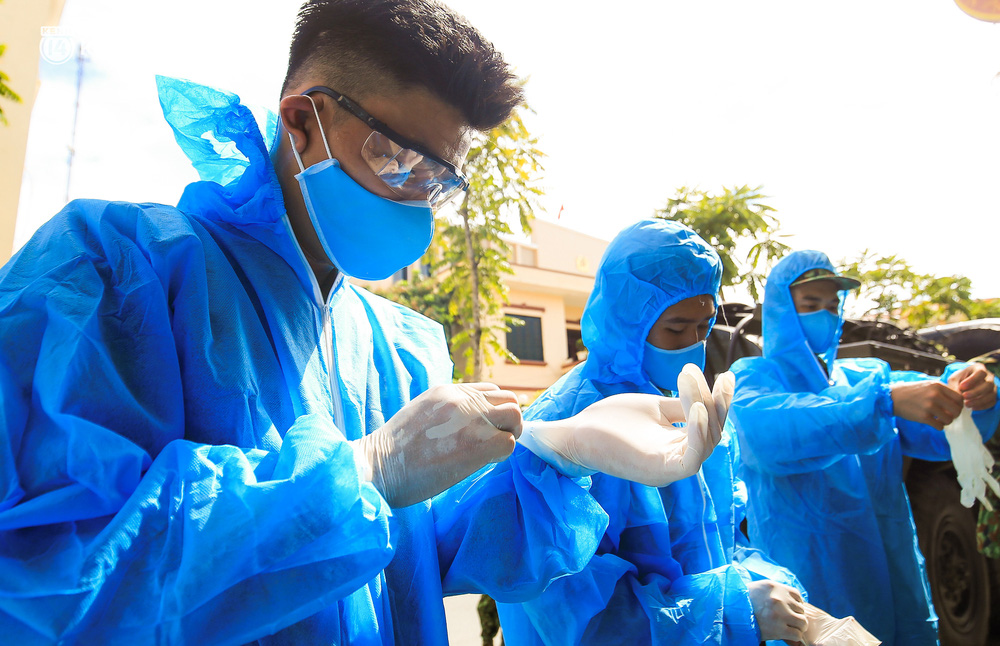 Hà Nội: Bộ tư lệnh Thủ đô dùng xe chuyên dụng, phun khử khuẩn toàn bộ thị trấn Quốc Oai-3