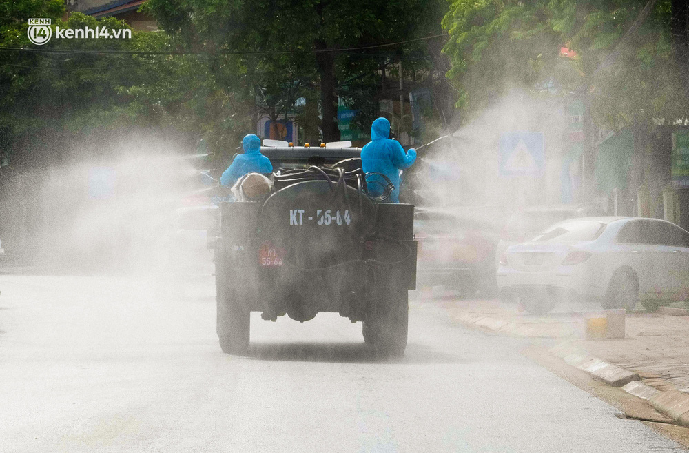 Hà Nội: Bộ tư lệnh Thủ đô dùng xe chuyên dụng, phun khử khuẩn toàn bộ thị trấn Quốc Oai-4