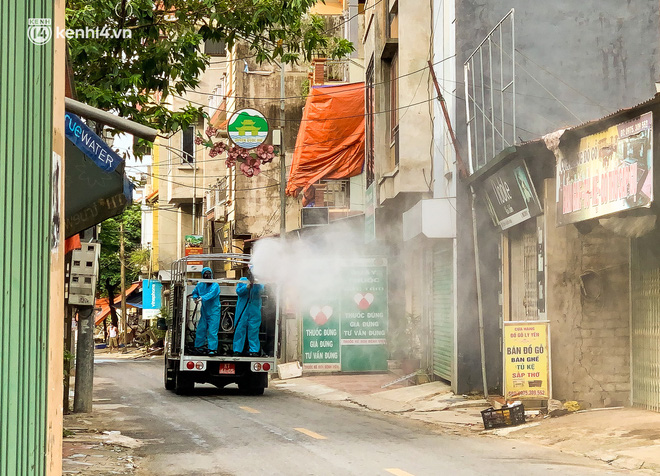 Hà Nội: Bộ tư lệnh Thủ đô dùng xe chuyên dụng, phun khử khuẩn toàn bộ thị trấn Quốc Oai-5