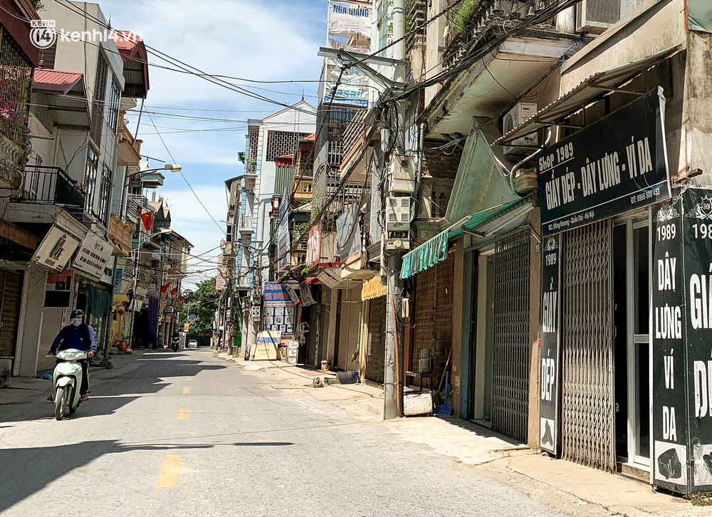 Hà Nội: Bộ tư lệnh Thủ đô dùng xe chuyên dụng, phun khử khuẩn toàn bộ thị trấn Quốc Oai-12