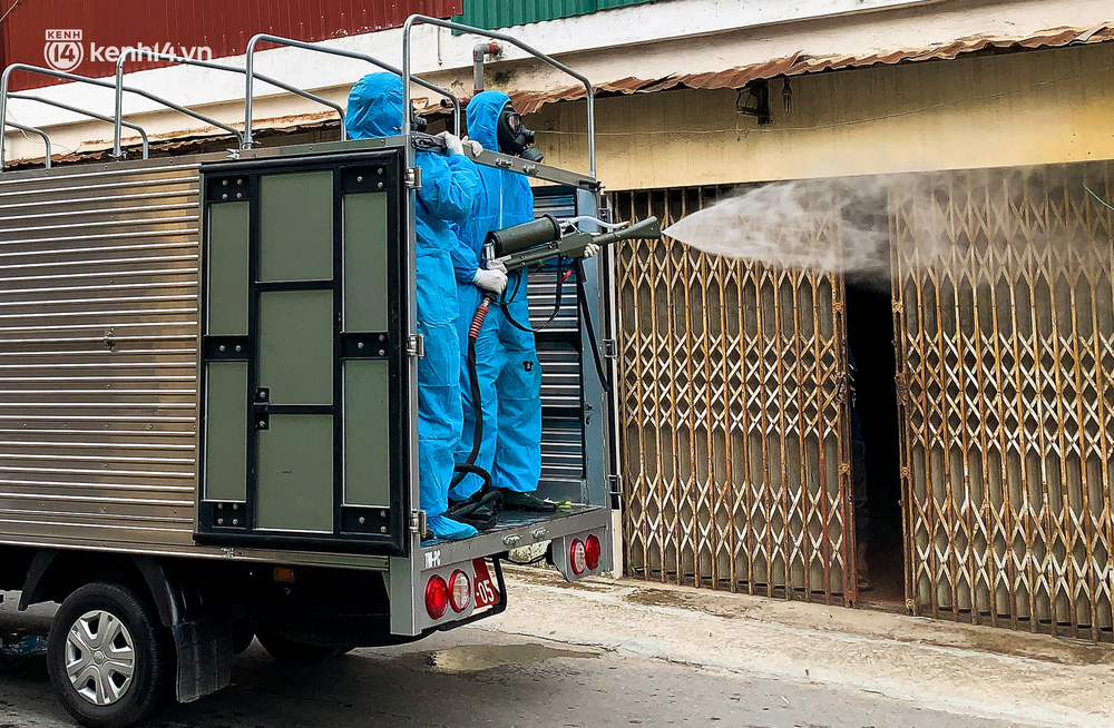 Hà Nội: Bộ tư lệnh Thủ đô dùng xe chuyên dụng, phun khử khuẩn toàn bộ thị trấn Quốc Oai-8