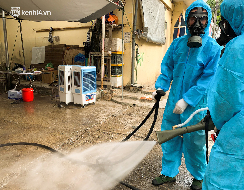 Hà Nội: Bộ tư lệnh Thủ đô dùng xe chuyên dụng, phun khử khuẩn toàn bộ thị trấn Quốc Oai-9