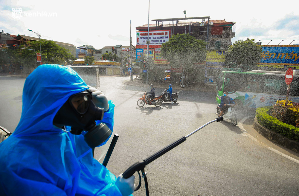 Hà Nội: Bộ tư lệnh Thủ đô dùng xe chuyên dụng, phun khử khuẩn toàn bộ thị trấn Quốc Oai-10