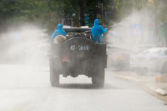 Hà Nội: Bộ tư lệnh Thủ đô dùng xe chuyên dụng, phun khử khuẩn toàn bộ thị trấn Quốc Oai